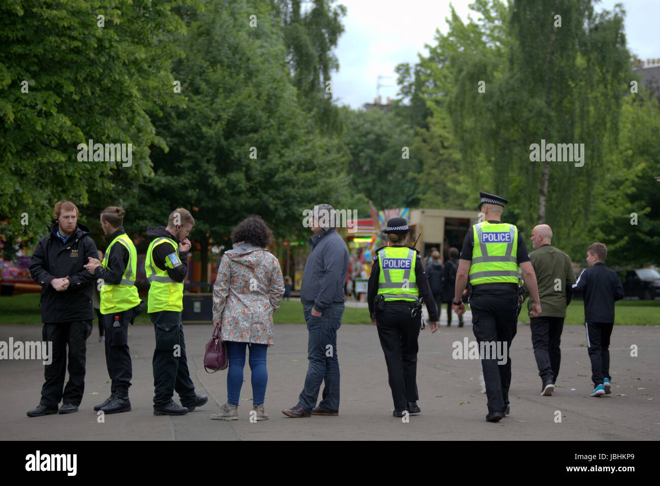 Glasgow, Schottland. 11. Juni. Die beiden Elemente der in diesem Jahre britische Sommer waren anwesend, als Regen auf die West End Festival Big Sunday im Kelvingrove Park strömte. Besucher wurden stark durch die Polizei und private Sicherheitsdienste überwacht. Bewaffnete Polizei patrouilliert Parks im Fahrzeuginneren während Taschen durch private Sicherheitspersonal an den Eingängen durchsucht wurden.  Polizisten patrouillierten Veranstaltungsort zu Fuß oder Fahrrad.  Kredit Gerard Fähre/Alamy Live-Nachrichten Stockfoto