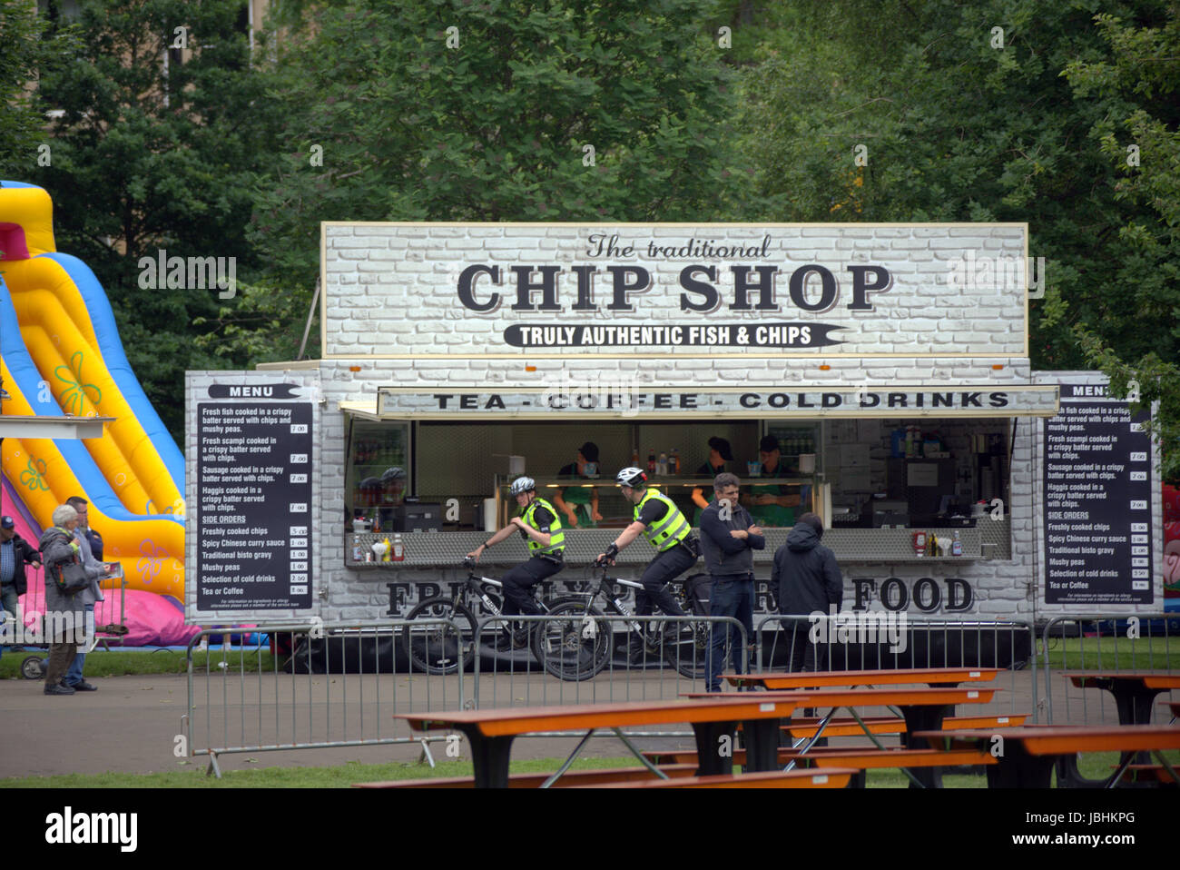 Glasgow, Schottland. 11. Juni. Die beiden Elemente der in diesem Jahre britische Sommer waren anwesend, als Regen auf die West End Festival Big Sunday im Kelvingrove Park strömte. Besucher wurden stark durch die Polizei und private Sicherheitsdienste überwacht. Bewaffnete Polizei patrouilliert Parks im Fahrzeuginneren während Taschen durch private Sicherheitspersonal an den Eingängen durchsucht wurden.  Polizisten patrouillierten Veranstaltungsort zu Fuß oder Fahrrad.  Kredit Gerard Fähre/Alamy Live-Nachrichten Stockfoto
