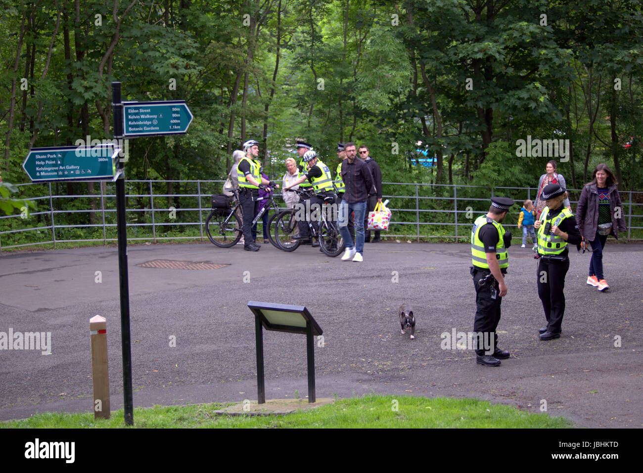 Glasgow, Schottland. 11. Juni. Die beiden Elemente der in diesem Jahre britische Sommer waren anwesend, als Regen auf die West End Festival Big Sunday im Kelvingrove Park strömte. Besucher wurden stark durch die Polizei und private Sicherheitsdienste überwacht. Bewaffnete Polizei patrouilliert Parks im Fahrzeuginneren während Taschen durch private Sicherheitspersonal an den Eingängen durchsucht wurden.  Polizisten patrouillierten Veranstaltungsort zu Fuß oder Fahrrad.  Kredit Gerard Fähre/Alamy Live-Nachrichten Stockfoto