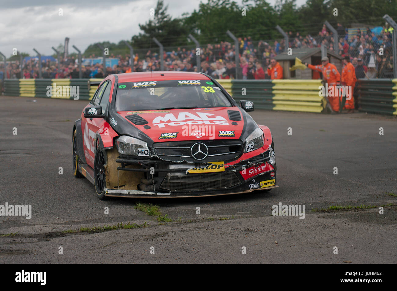 Croft Circuit, England, 11. Juni 2017. Adam Morgan Ausscheiden aus Rennen 13 der British Touring Car Championship in Croft Circuit mit Schäden zu seinem Auto Kredit: Colin Edwards/Alamy Live News. Stockfoto