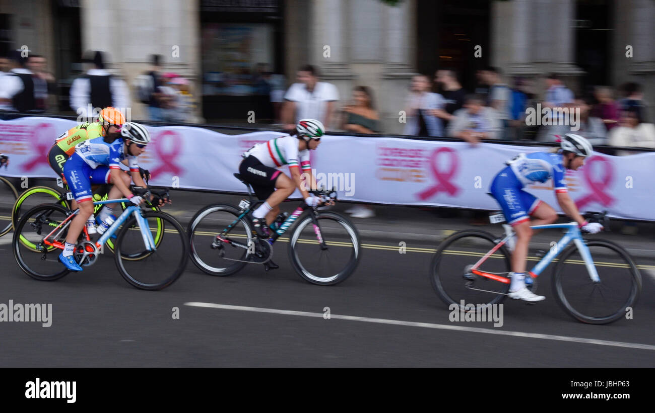 London, UK.  11. Juni 2017.  Die 62km Londoner Bühne die OVO Energie Frauen Tour teilnehmen Fahrer.   Bildnachweis: Stephen Chung / Alamy Live News Stockfoto