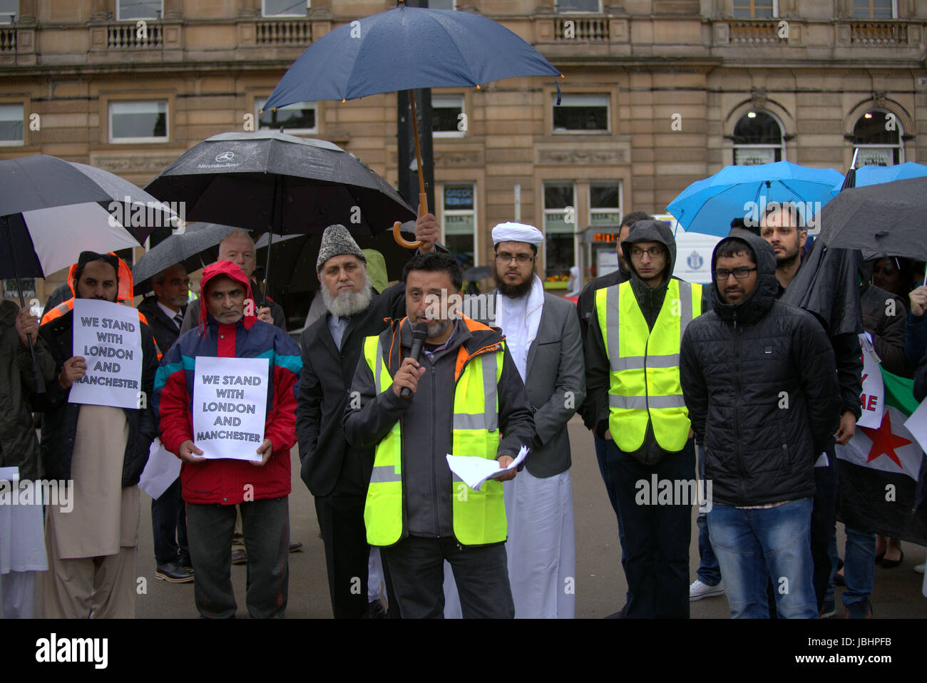 Glasgow, Schottland. 11. Juni.  Schotten Stand mit den Muslimen unter Schirme im strömenden Regen in Glasgows George Square in Solidarität mit den London und Manchester Opfer Protest gegen Terroranschläge in Facebook organisiert Protest der Muslime gegen den Terrorismus. Kredit Gerard Fähre/Alamy Live-Nachrichten Stockfoto
