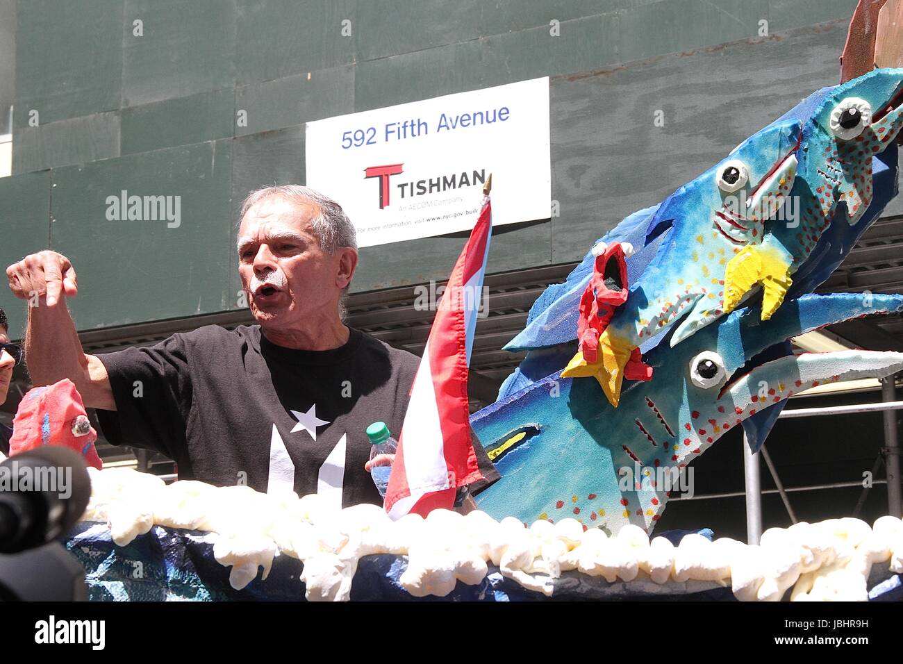 New York, NY, USA. 11. Juni 2017. Oscar Lopez Rivera, Puerto-Ricanischer Nationalist und Mitglied FALN, die vor kurzem aus dem Gefängnis entlassen wurde reitet ein Schwimmer in der 2017 nationale Puerto Rican Day Parade in New York City am 11. Juni 2017. Bildnachweis: Rainmaker Fotomedien/Punch/Alamy Live-Nachrichten Stockfoto