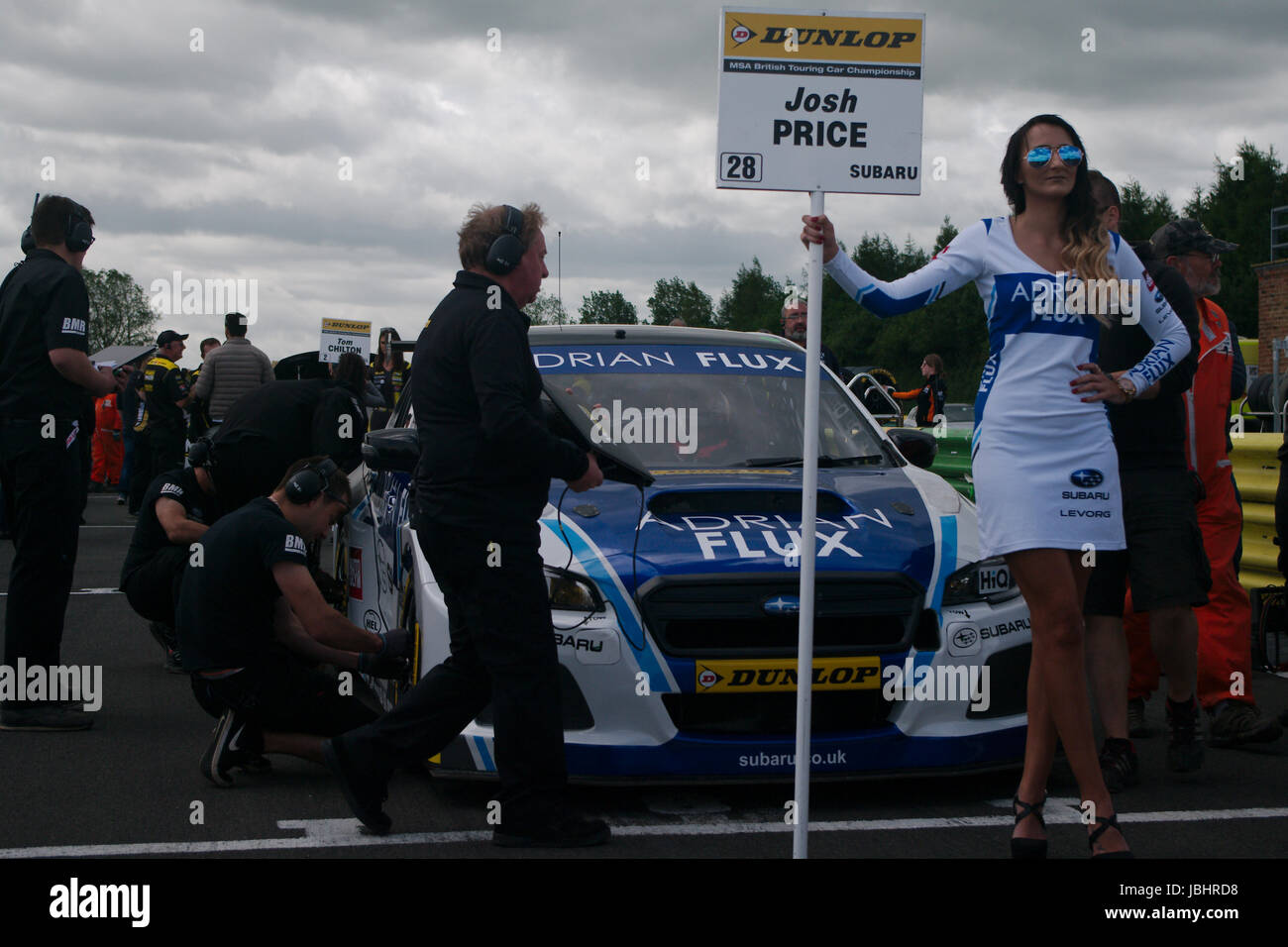 Croft Circuit, England, 11. Juni 2017. Das Raster-Mädchen steht vor Arbeiten am Auto von Josh Price in der Startaufstellung vor dem Rennen 13 der British Touring Car Championship in Croft Mechanik. Bildnachweis: Colin Edwards/Alamy Live-Nachrichten. Stockfoto