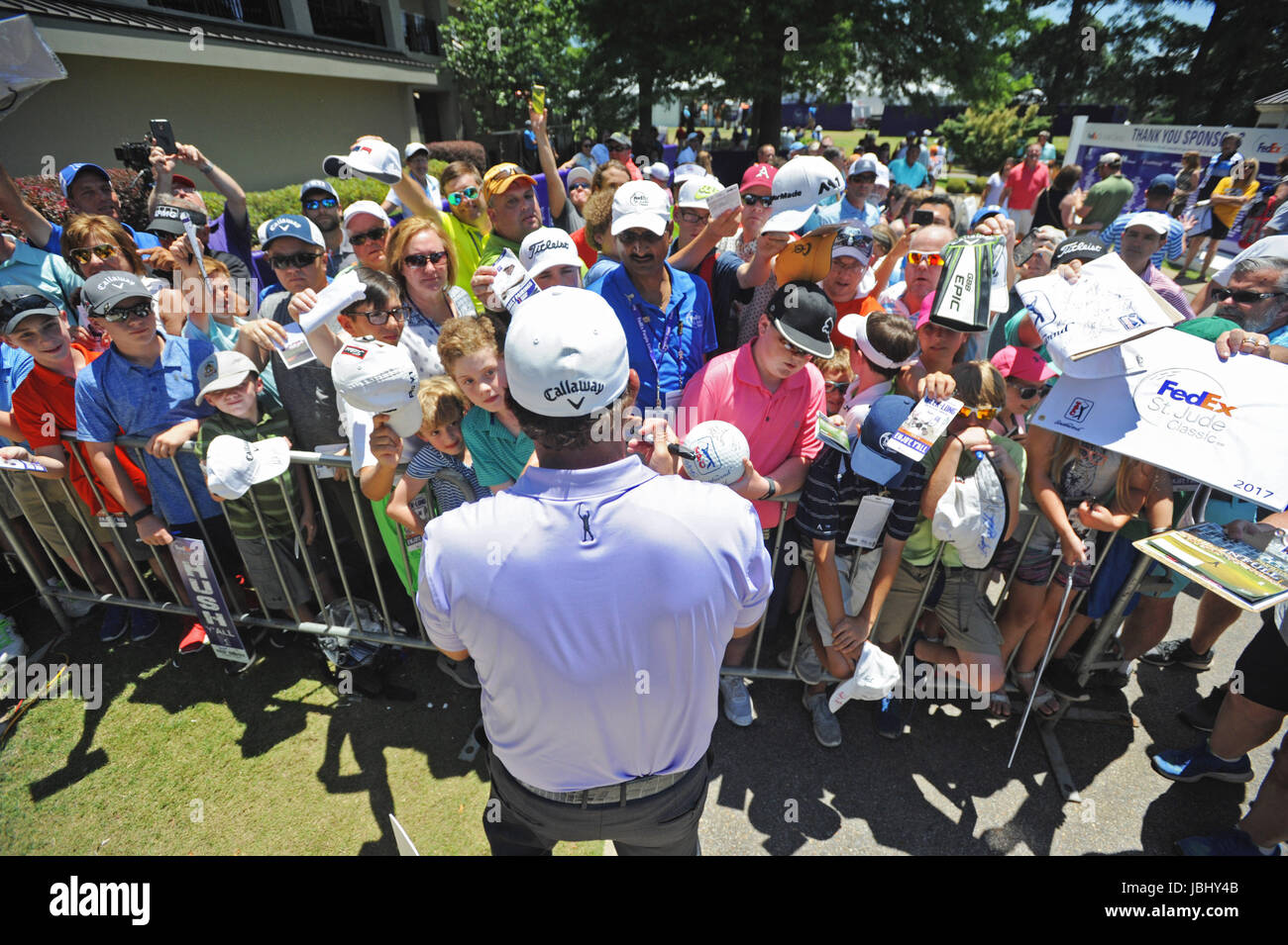 Memphis, TN, USA. 9. Juni 2017. Fans sammeln für Autogramme in der zweiten Runde des FedEx St. Jude Classic bei TPC Southwind in Memphis, TN Austin McAfee/CSM/Alamy Live News Stockfoto