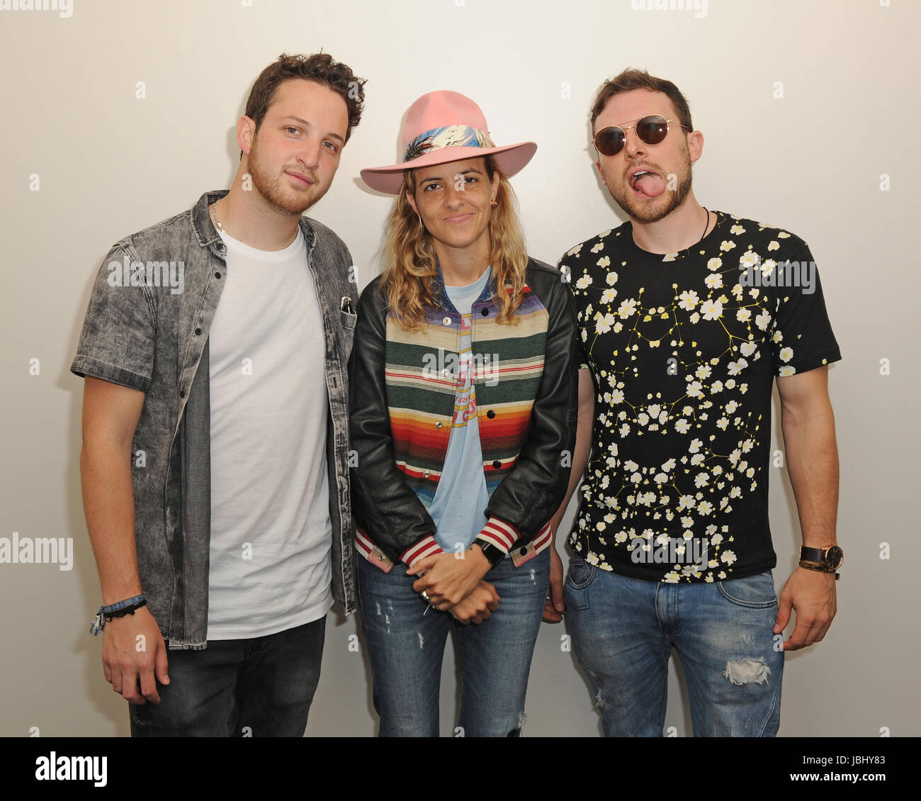 Hollywood, FL, USA. 9. Juni 2017. Pete Nappi, Samantha Ronson und Ethan Thompson von der Ocean Park Pattsituation bei Radio station Hits 97,3 Live am 9. Juni 2017 in Hollywood, Florida Credit: Mpi04/Medien Punch/Alamy Live News Stockfoto