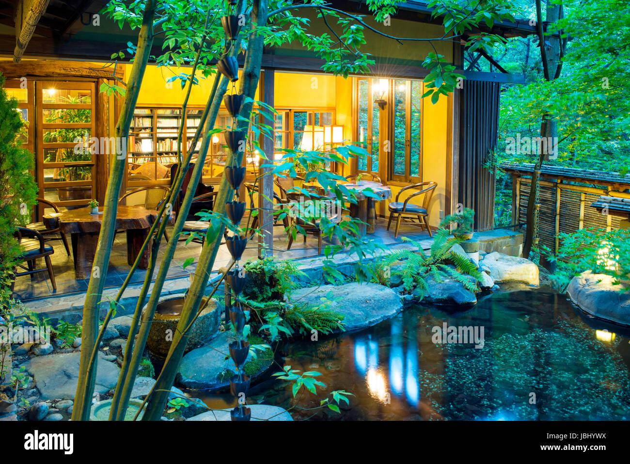 Die Fisch-Teich und Bibliothek an der japanischen traditionellen Gasthaus oder Ryokan, genannt Iwanoyu Seni Onsen in Nagano, Japan Stockfoto