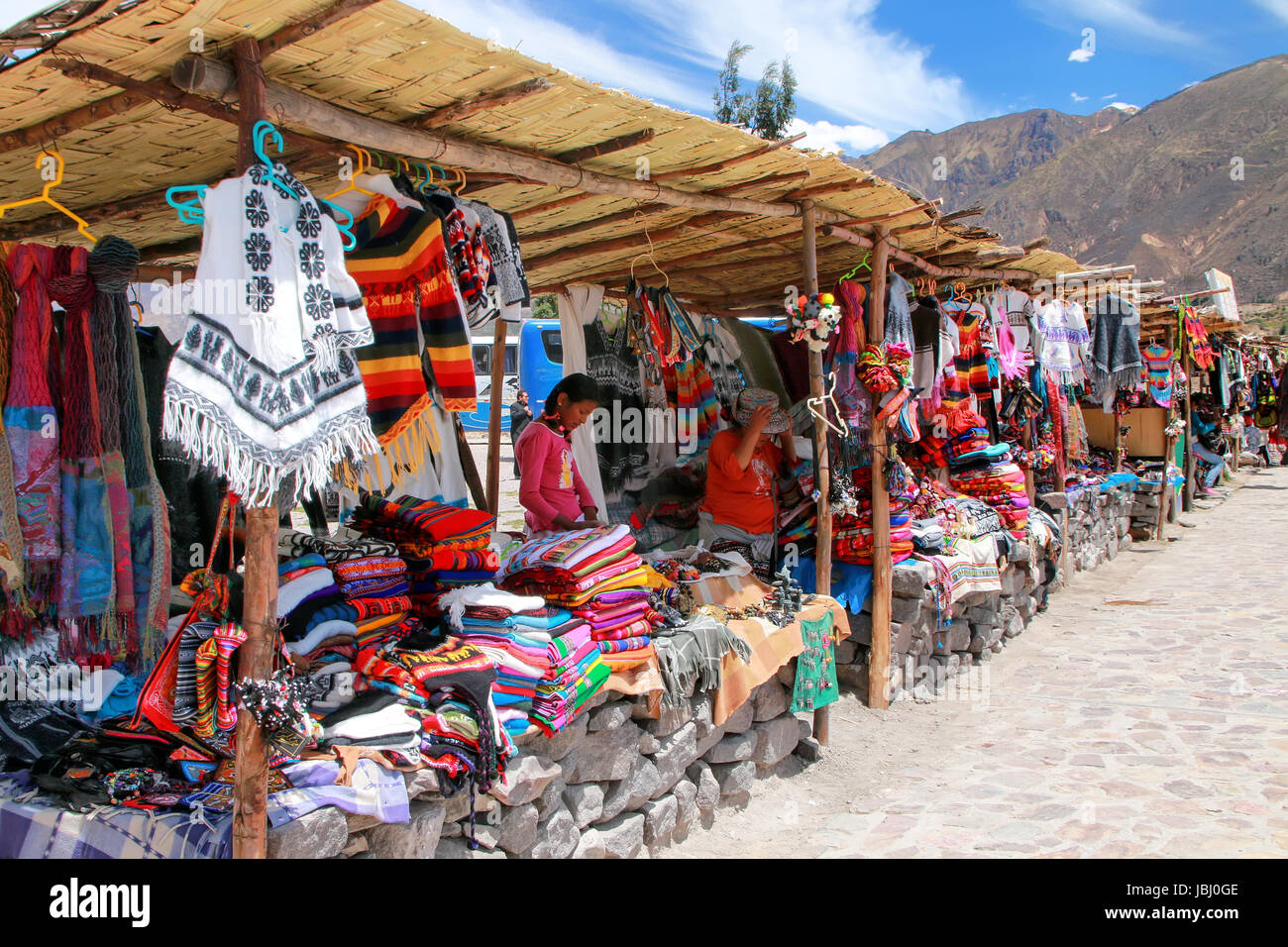 Souvenir-Markt in Maca Dorf im Colca Canyon, Peru. Maca ist eines der drei wichtigsten touristischen Städte des Colca Canyon. Stockfoto