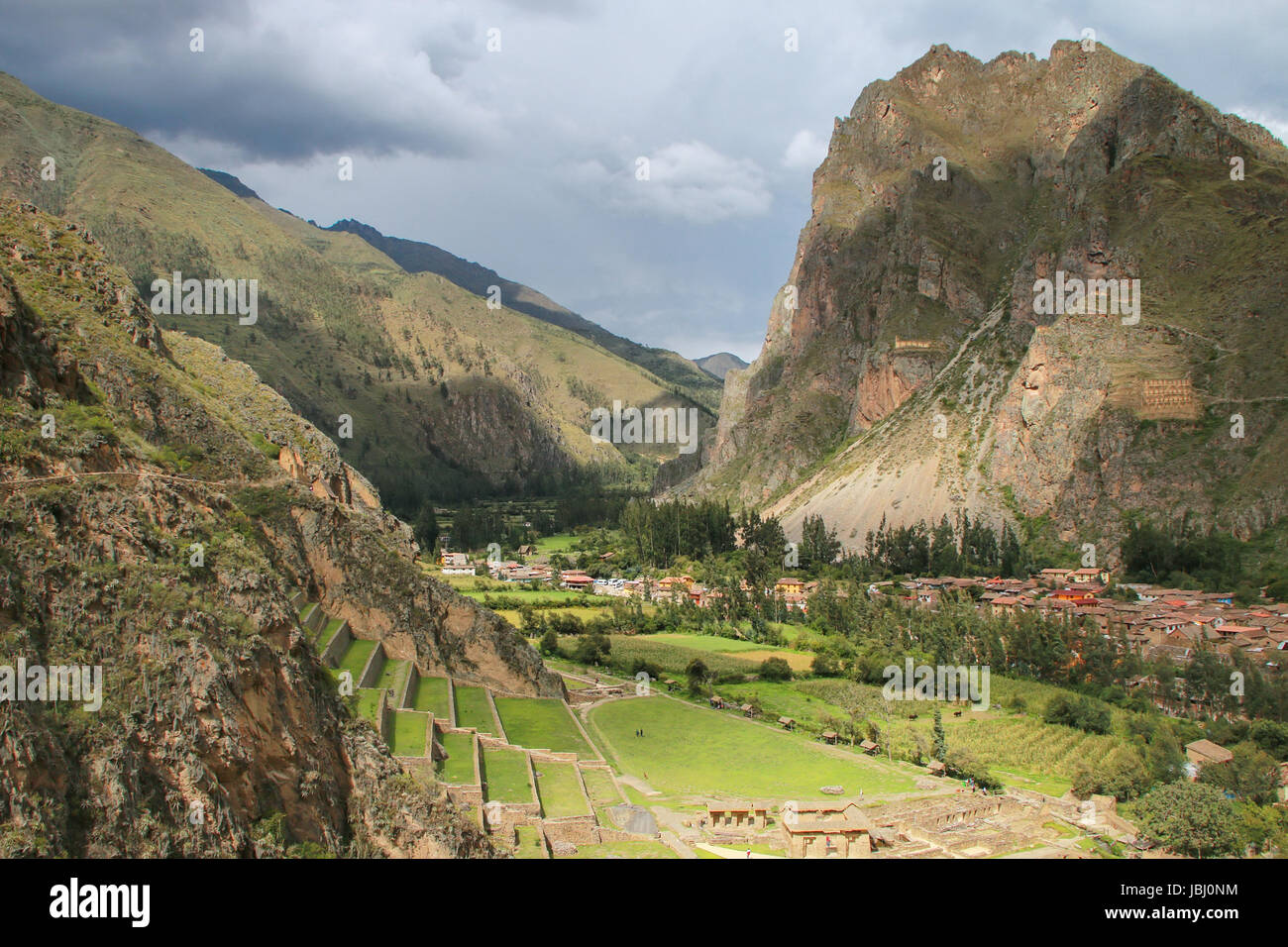 Inkafestung mit Terrassen und Bügel-Hügel in Ollantaytambo in Peru. Ollantaytambo war das Königsgut Kaiser Pachacuti, die die Region erobert. Stockfoto