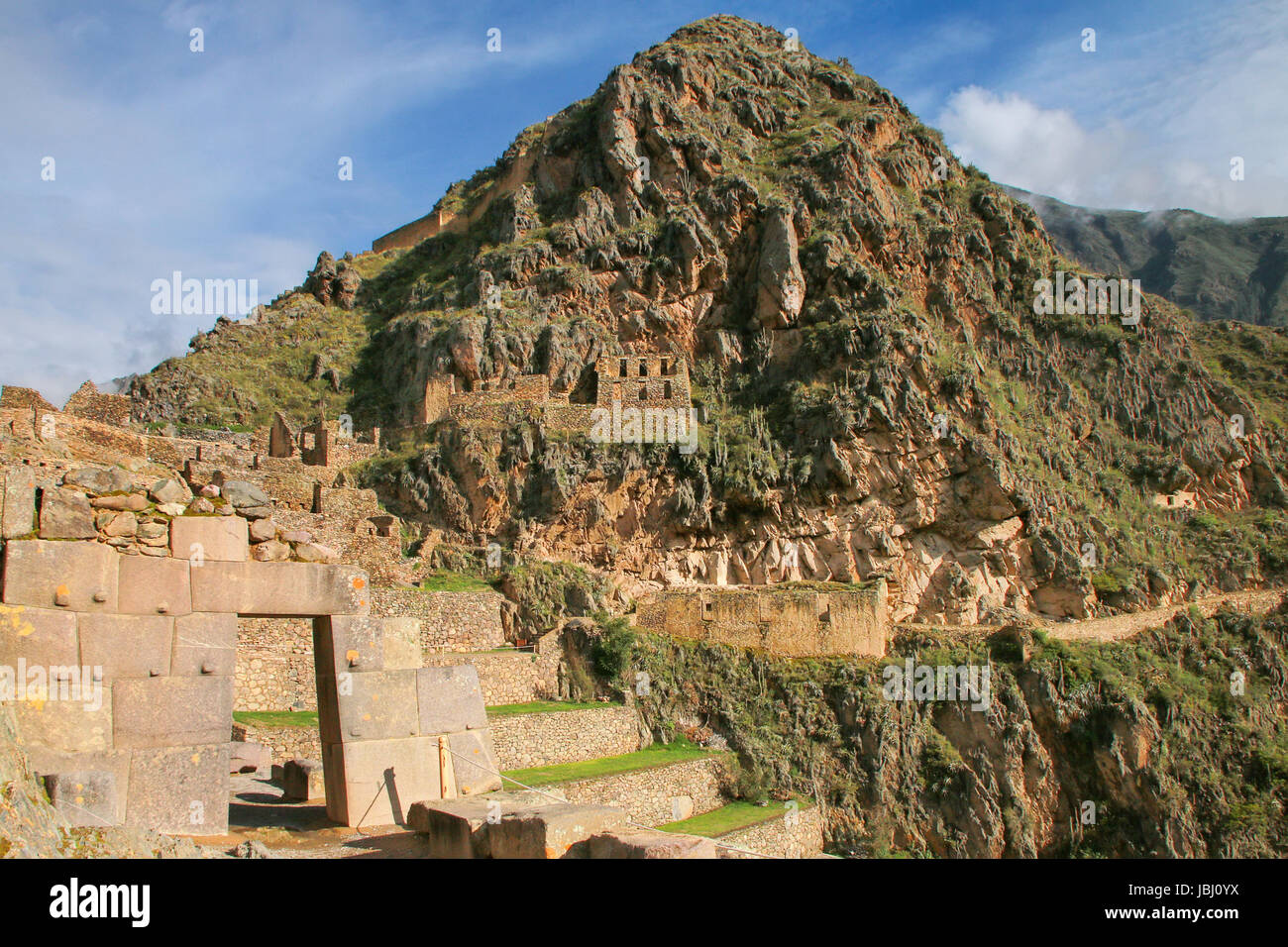 Inkafestung mit Terrassen und Bügel-Hügel in Ollantaytambo in Peru. Ollantaytambo war das Königsgut Kaiser Pachacuti, die die Region erobert. Stockfoto