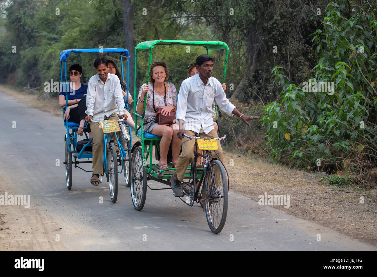 Besucher fahren Fahrrad Rikscha im Keoladeo Ghana Nationalpark in Bharatpur, Rajasthan, Indien. Der Park wurde im Jahr 1971 eine geschützte Oase erklärt und Stockfoto