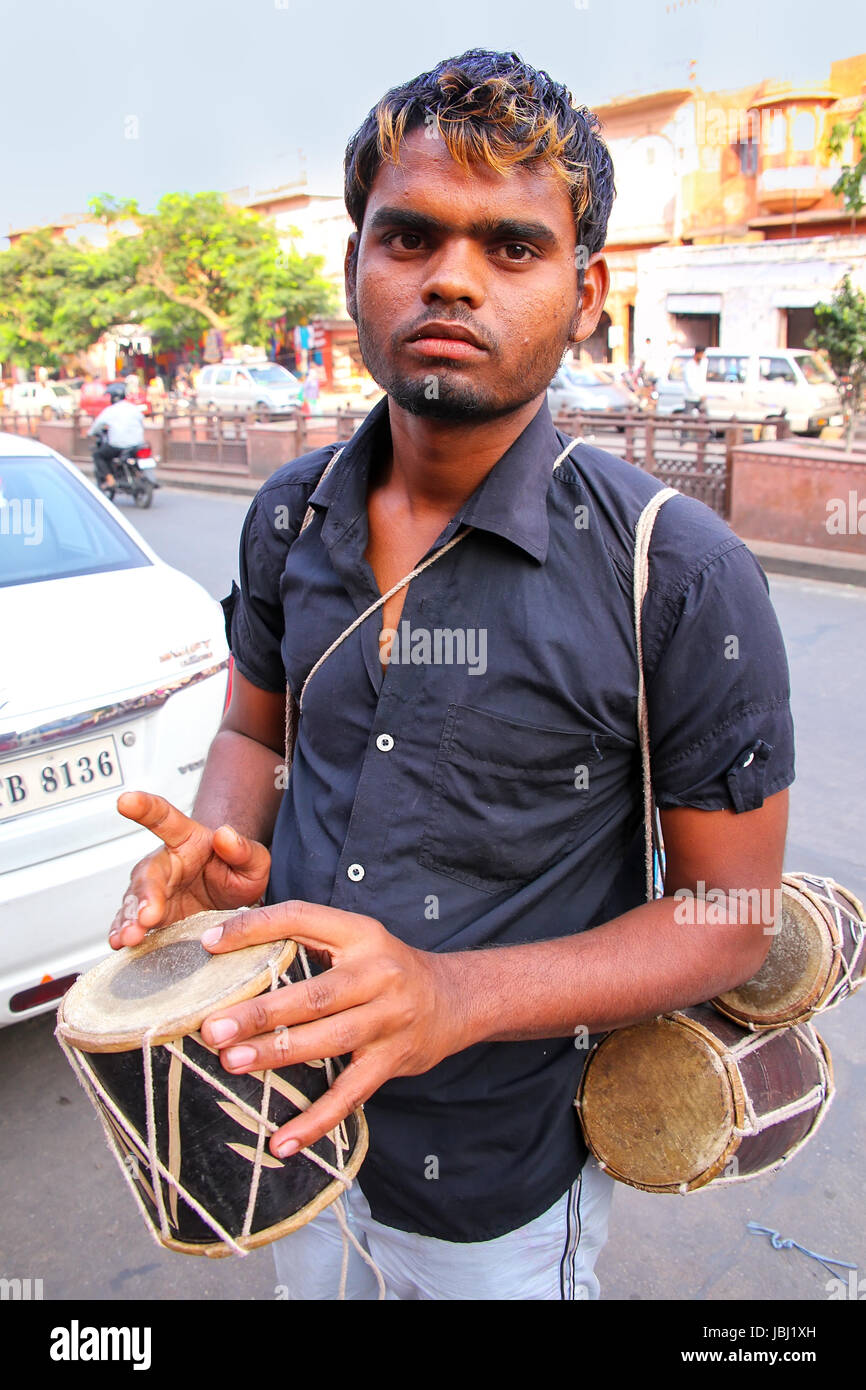 Lokale Mann verkaufen Schlagzeug Johari Bazaar Street in Jaipur, Rajasthan, Indien. Jaipur ist die Hauptstadt und größte Stadt von Rajasthan. Stockfoto