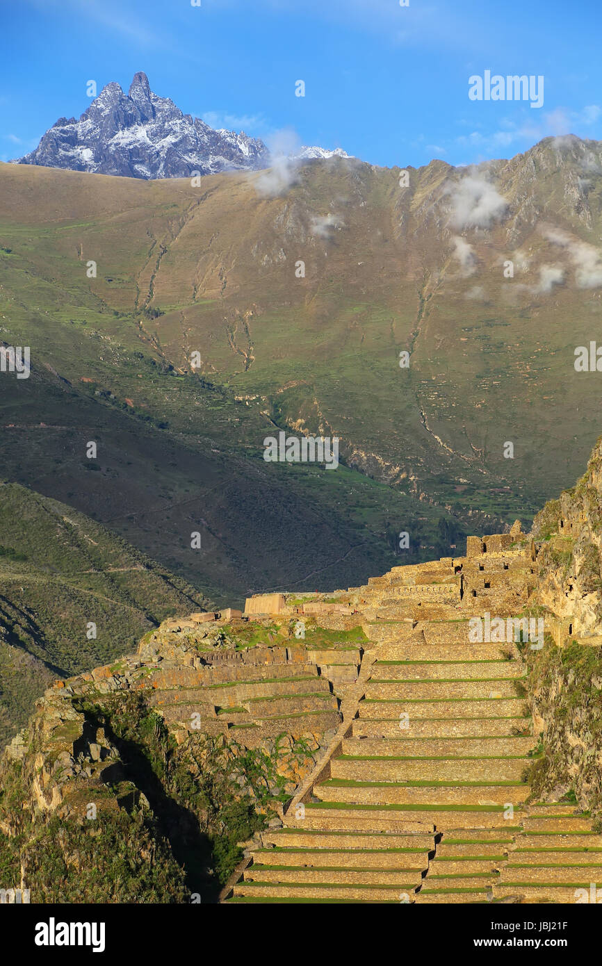 Inkafestung mit Terrassen und Bügel-Hügel in Ollantaytambo in Peru. Ollantaytambo war das Königsgut Kaiser Pachacuti, die die Region erobert. Stockfoto