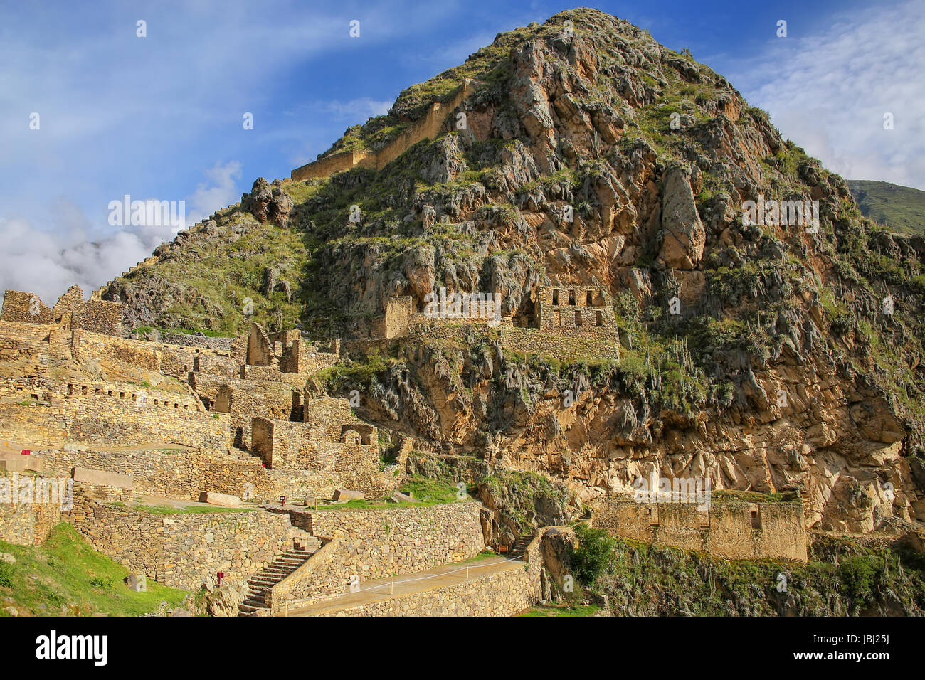 Inkafestung mit Terrassen und Bügel-Hügel in Ollantaytambo in Peru. Ollantaytambo war das Königsgut Kaiser Pachacuti, die die Region erobert. Stockfoto