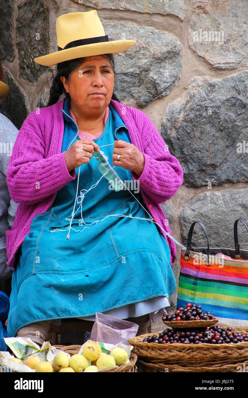 Frau auf dem Markt in Ollantaytambo, Peru stricken. Ollantaytambo war das Königsgut Kaiser Pachacuti, die die Region erobert. Stockfoto