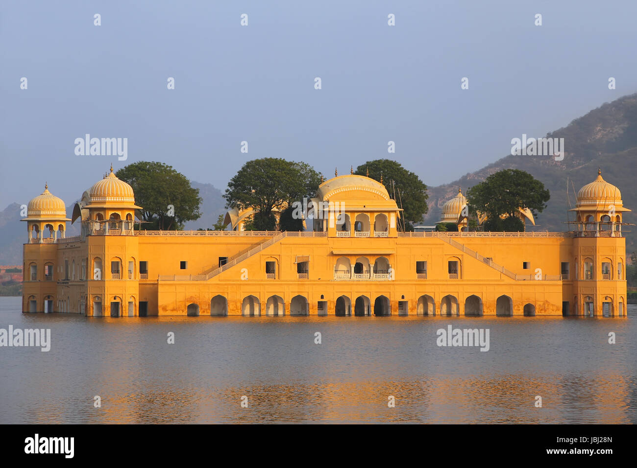 JAL Mahal und Mann Sagar See in Jaipur, Rajasthan, Indien. JAL Mahal wurde im Rajput und Mughal-Stil gebaut. Stockfoto