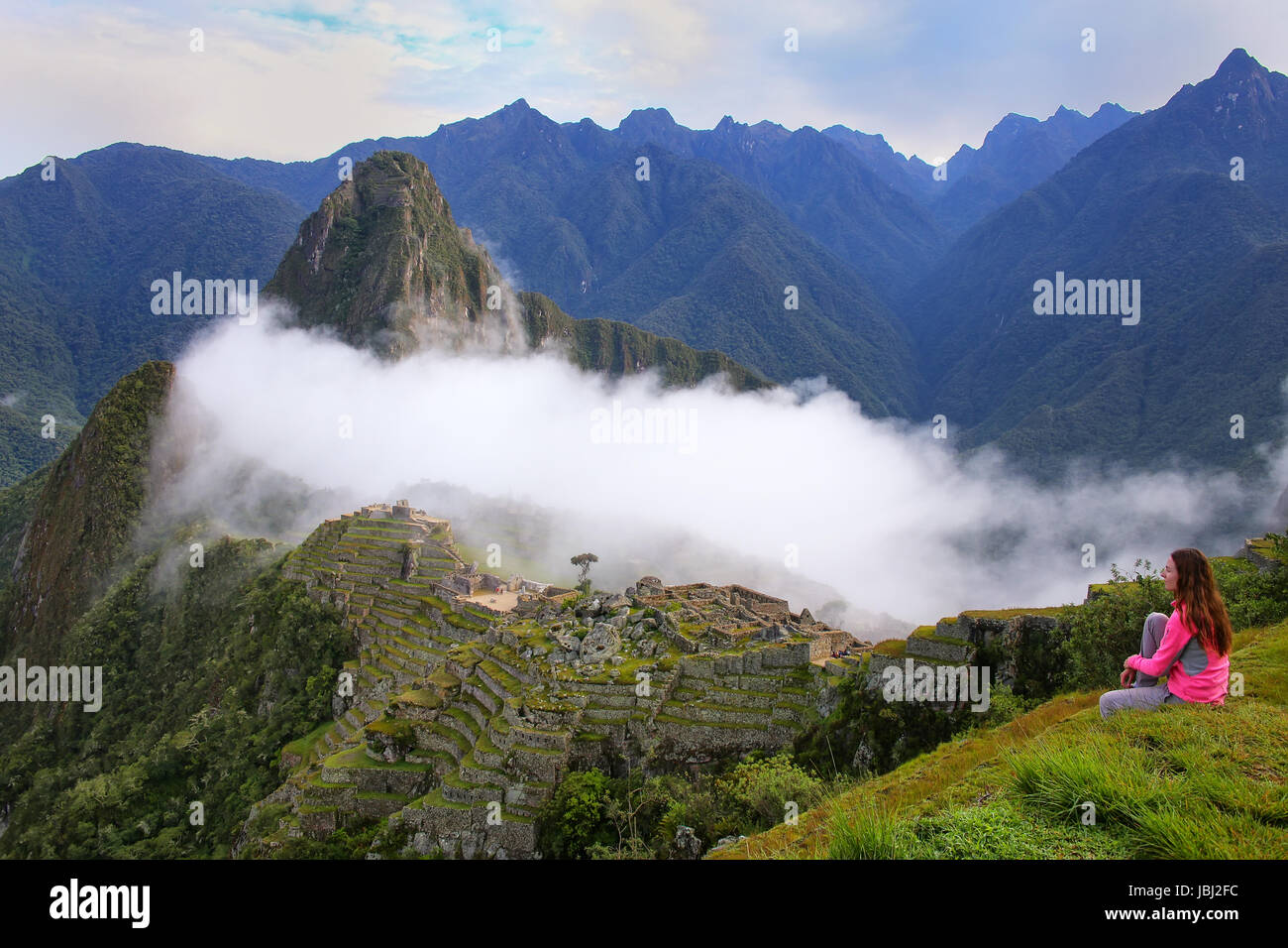 Frau, genießen den Blick auf die Zitadelle von Machu Picchu in Peru. Im Jahr 2007 wurde Machu Picchu von der neuen sieben Weltwunder gewählt. Stockfoto