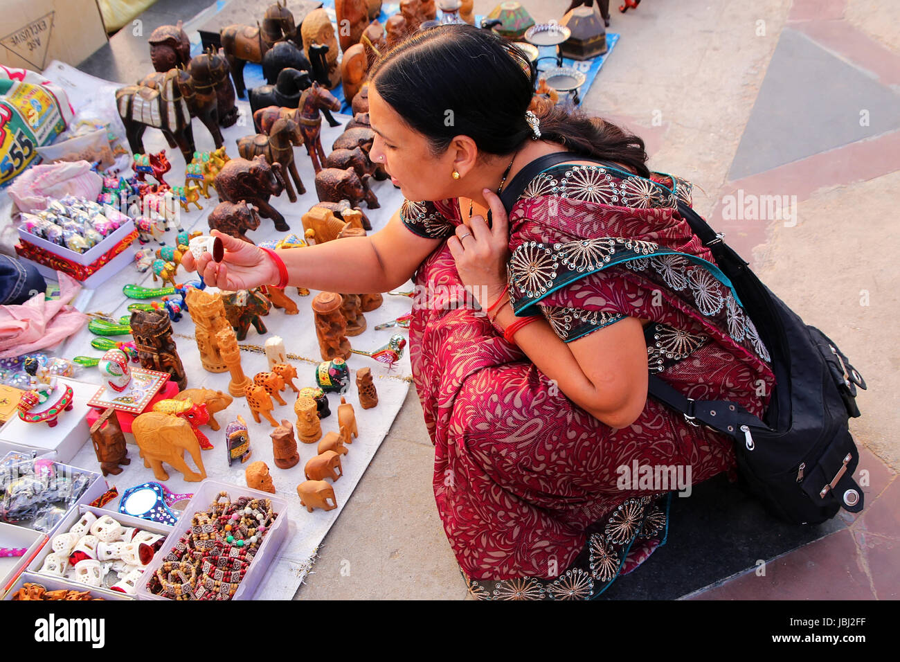 Indische Frau Einkaufsmöglichkeiten für Souvenirs am Mann Sagar See in Jaipur, Rajasthan, Indien. Stockfoto