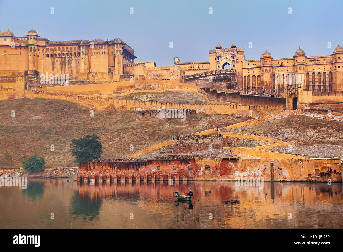 Amber Fort widerspiegelt im Maota See in der Nähe von Jaipur, Rajasthan, Indien. Amber Fort ist die wichtigste touristische Attraktion in der Umgebung von Jaipur. Stockfoto