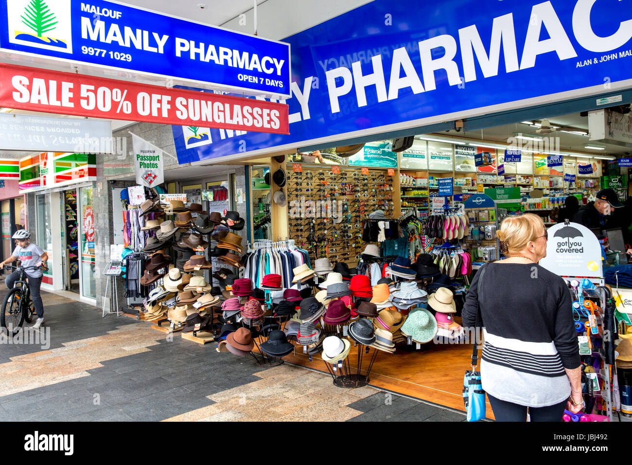 Australische Apotheke Apotheke Apotheke Apotheke Shop in Manly Beach, Sydney, Australien, Eintritt in Drogeriemarkt, in dem Hüte verkauft werden Stockfoto