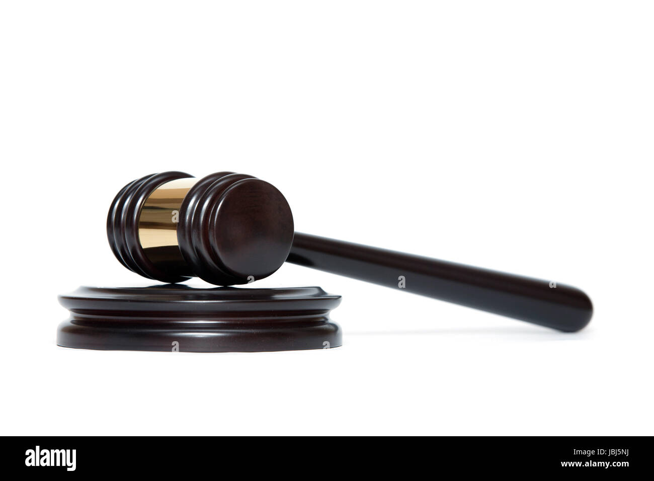Eine hölzerne Richterhammer und Resonanzboden isoliert auf weißem Hintergrund Stockfoto