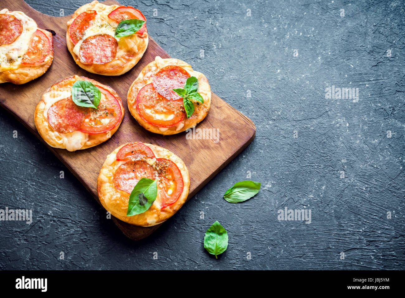 Mini Pizzen frische hausgemachte Mini Pizza mit Salami Mini Pizzen frische hausgemachte Mini Pizza mit Salami