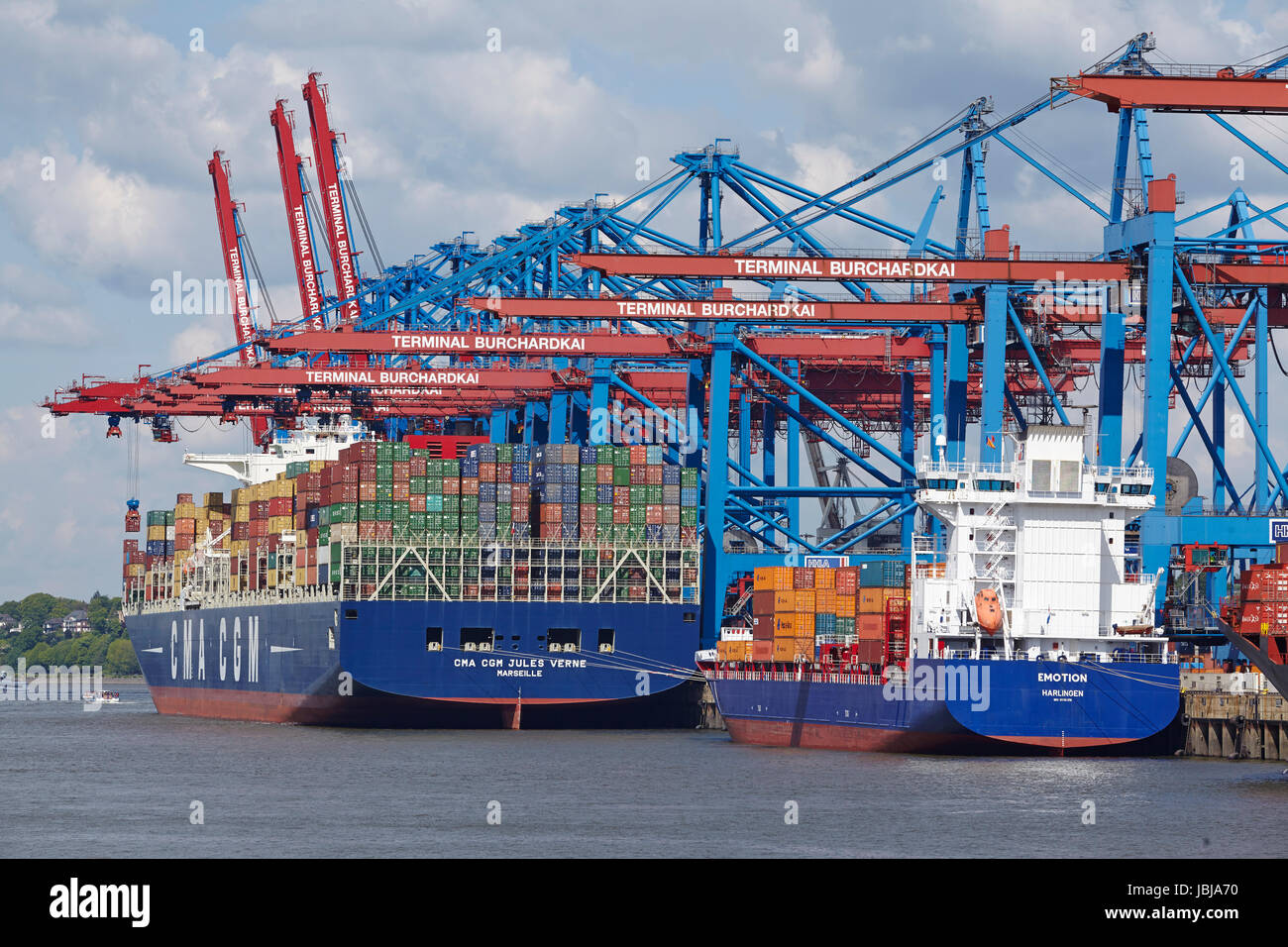 Die Containerschiffe CMA CGM Jules Verne und Emotion sind geladen/entladen am Container terminal Burchardkai in Hamburg-Waltershof am Mai 2014, 03. Stockfoto
