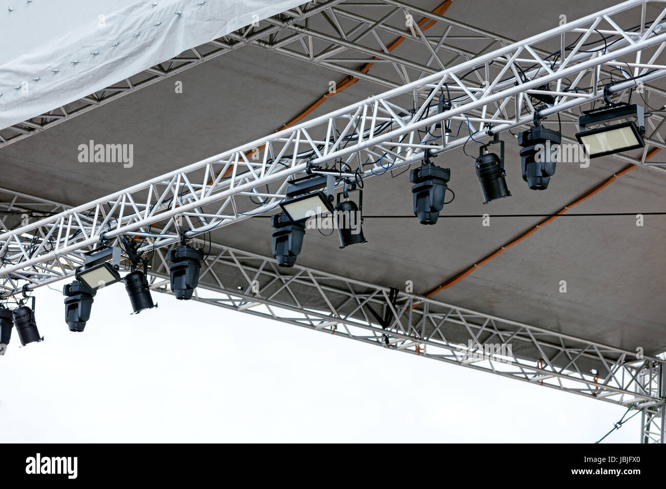 professionelle Strahlersystem montiert unter Dach von einer Freilichtbühne Stockfoto
