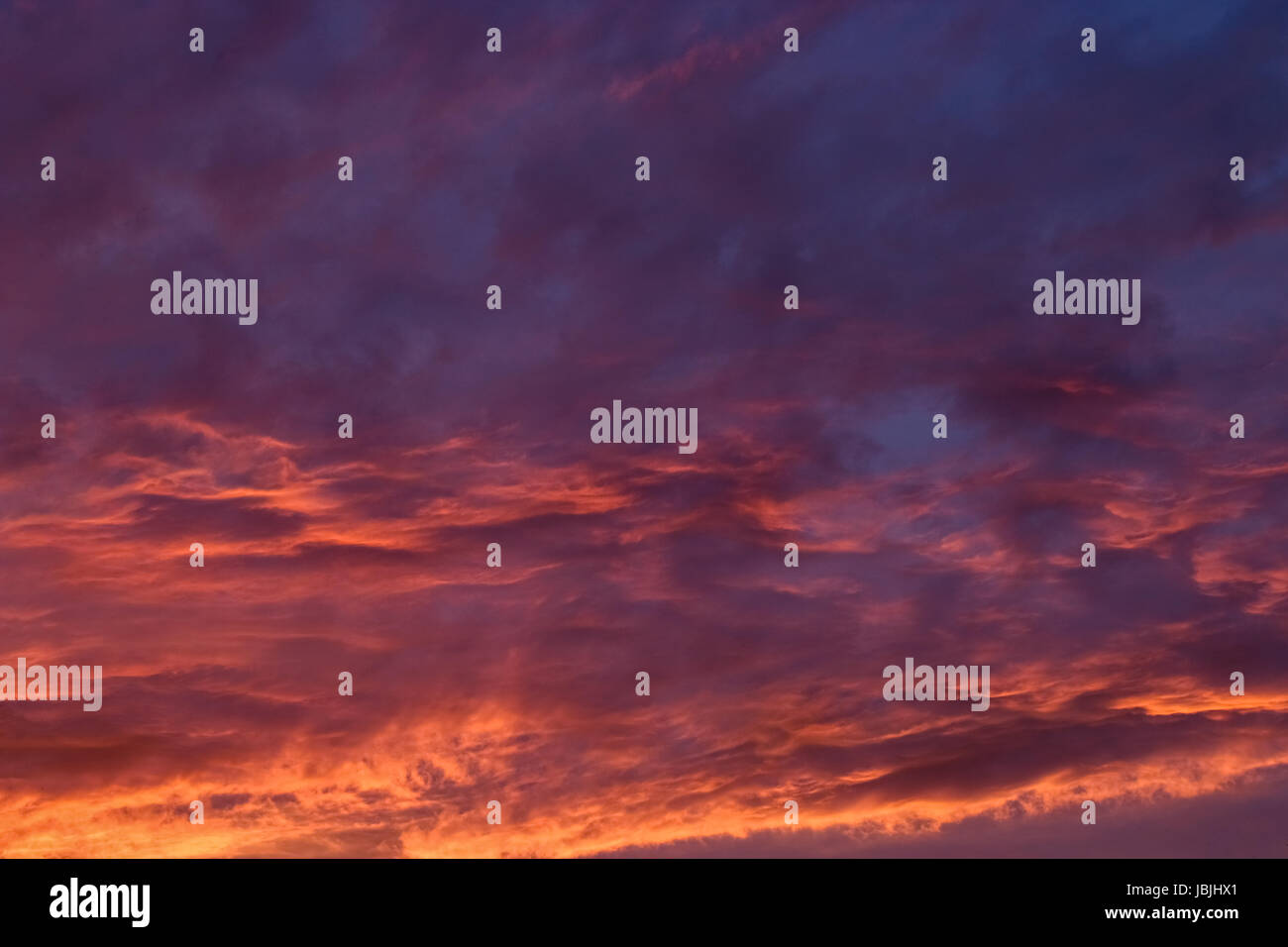 Dramatischen Sonnenuntergang und Sonnenaufgang Himmel. Farbenprächtigen Sonnenuntergang mit Wolken am Abend Stockfoto