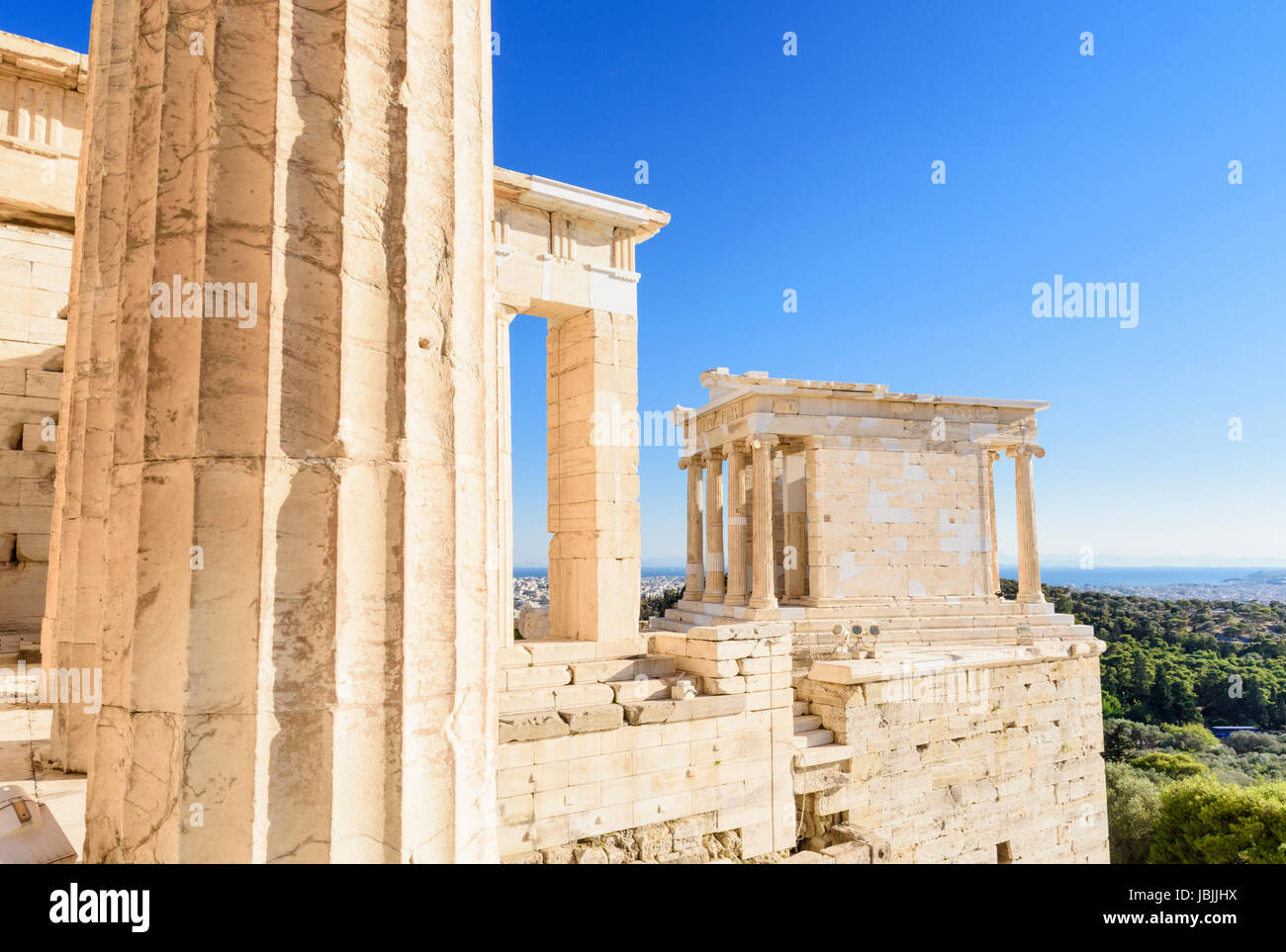 Detail der Propyläen und der ionische Tempel der Athena Nike auf der Akropolis, Athen, Griechenland Stockfoto