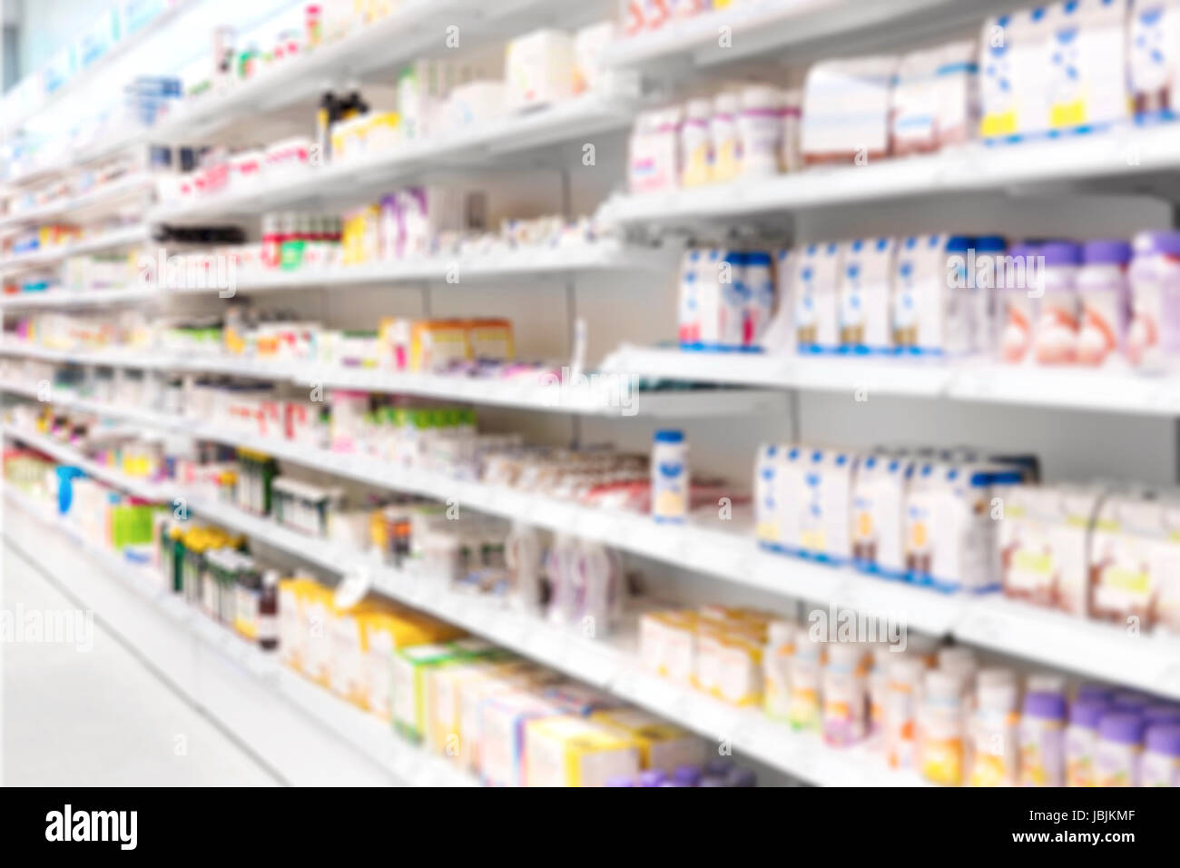 Medizin-Produkte in den Regalen in Apotheke platziert Stockfoto