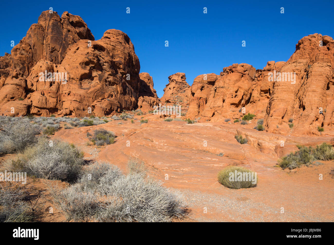 Rote Landschaft Felsformation mit tiefblauen Himmel Stockfoto