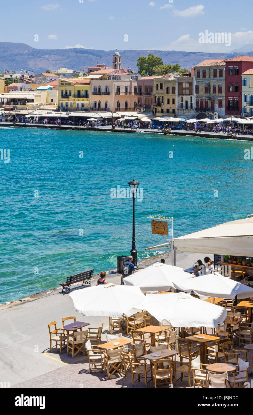 Die venezianischen Hafen von Chania, umgeben von Cafés und Restaurants entlang der Uferpromenade Promenade, Chania, Kreta, Griechenland Stockfoto