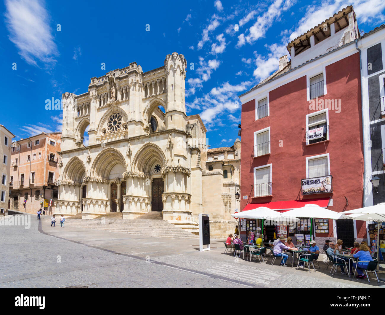 Bunte Café direkt neben der Kathedrale am Plaza Mayor, Cuenca, Castilla La Mancha, Spanien Stockfoto