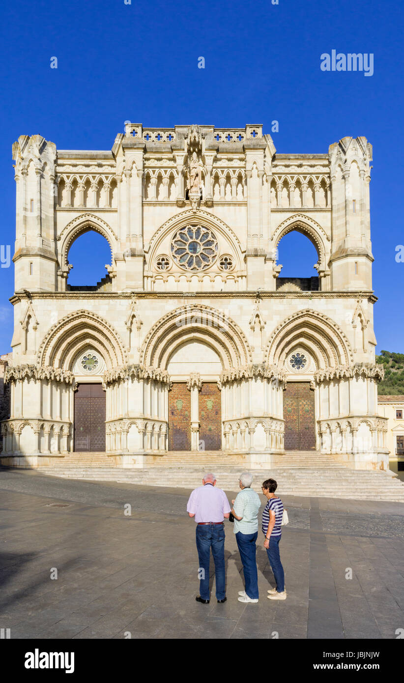 Touristen in Plaza Mayor außerhalb der Kathedrale Santa María de Gracia, Cuenca, Castilla La Mancha, Spanien Stockfoto