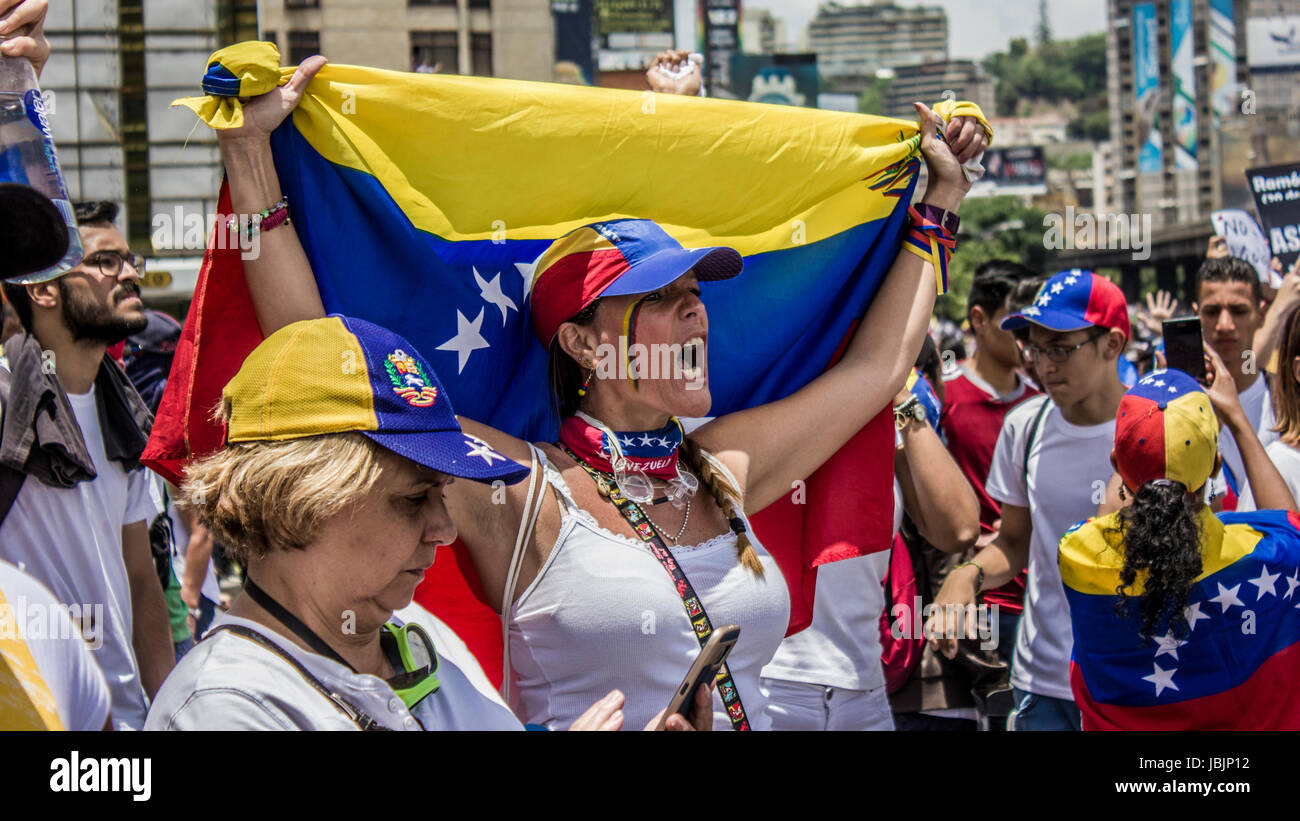 Ein Anti-Regierungs-Demonstranten hält ihr den Mund mit einem Reißverschluss während einer Frauen Demonstration gegen Repression in Caracas, Venezuela, Samstag, 6. Mai 2017. Wo Stockfoto