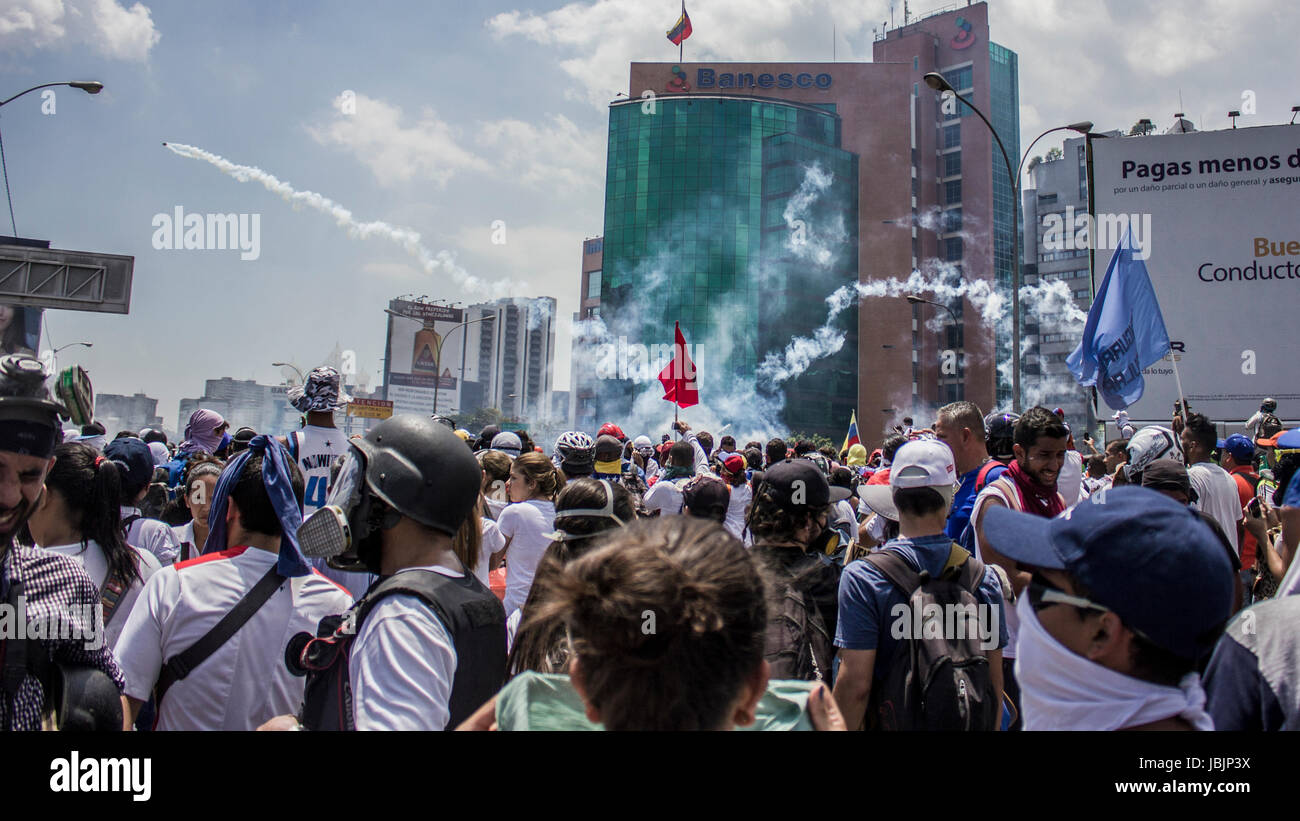 "Der Bolivarischen Nationalgarde (GNB) die Demonstranten zu unterdrücken." Gegner März einmal mehr durch die Straßen und Autobahnen von Caracas gegen die Stockfoto