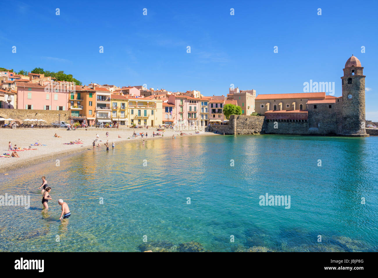Seichte Wasser Boramar Strand übersehen von der Notre Dame des Anges, Collioure, Côte Vermeille, Frankreich Stockfoto