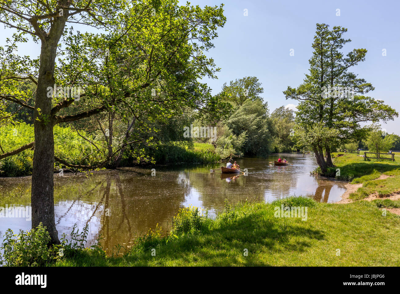 DEDHAM FLUSS SZENEN MIT BOOTFAHREN Stockfoto