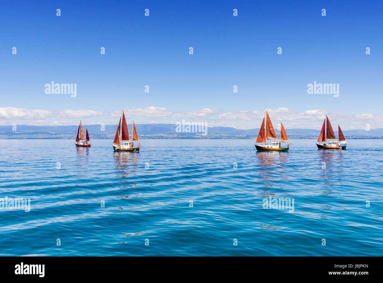 Traditionelle Segelboote am Genfersee, vor der Küste von Évian-Les-Bains, Frankreich Stockfoto