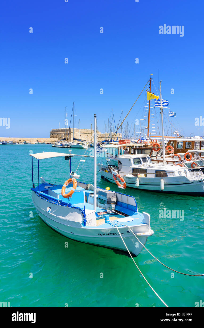 Angelboote/Fischerboote vertäut im Innenhafen mit der Koules Festung im Hintergrund, Heraklion, Kreta, Griechenland Stockfoto