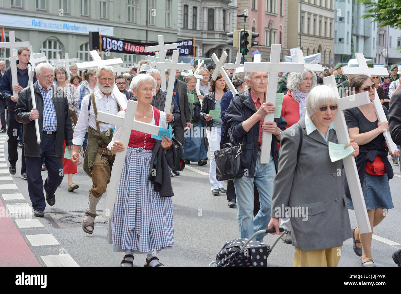 München, Deutschland – 10. Mai 2014: Anti-Abtreibungs-Demonstration mit Teilnehmer tragen christliche Kreuze und Fahnen.  Hunderte protestierten friedlich in München. Stockfoto