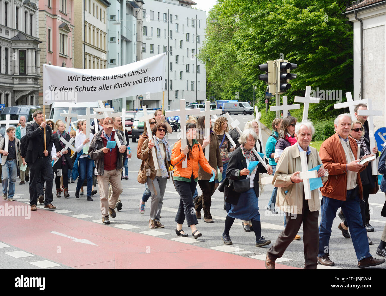 München, Deutschland – 10. Mai 2014: Anti-Abtreibungs-Demonstration mit Teilnehmer tragen christliche Kreuze und Fahnen.  Hunderte protestierten friedlich in München. Stockfoto
