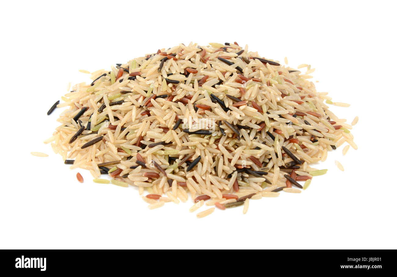 Wilder Reis, brauner Basmati und roten Camargue Körner, isoliert auf weißem Hintergrund Stockfoto