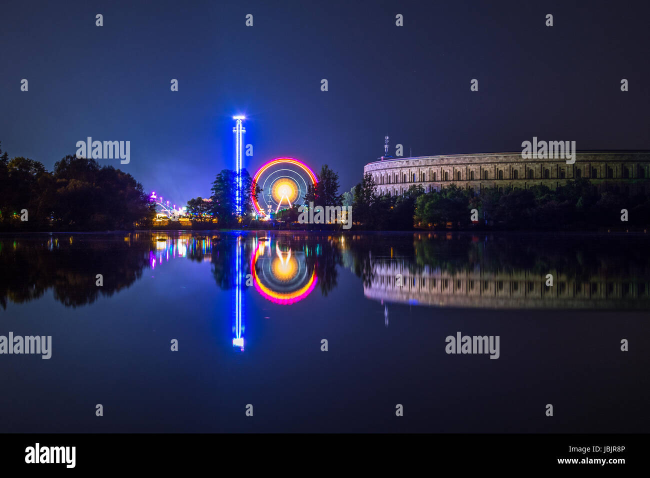 Frühlingsmesse am See Dutzendteich in Nürnberg bei Nacht Stockfoto