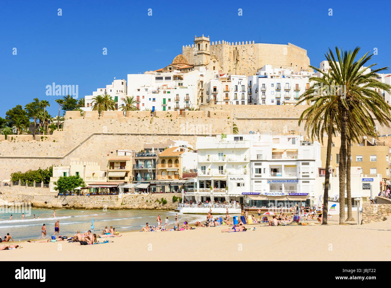Peniscola Papa Luna Schloss und Altstadt mit Blick auf einen Menschen am Strand Playa Norte, Peniscola, Spanien Stockfoto