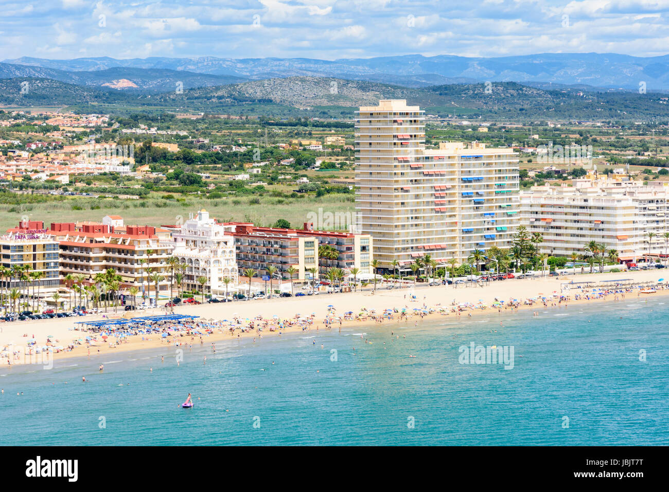 Vogelperspektive von Playa Norte und Waterfront Hotels entlang der Promenade der Stadt Peniscola, Costa del Azahar, Spanien Stockfoto