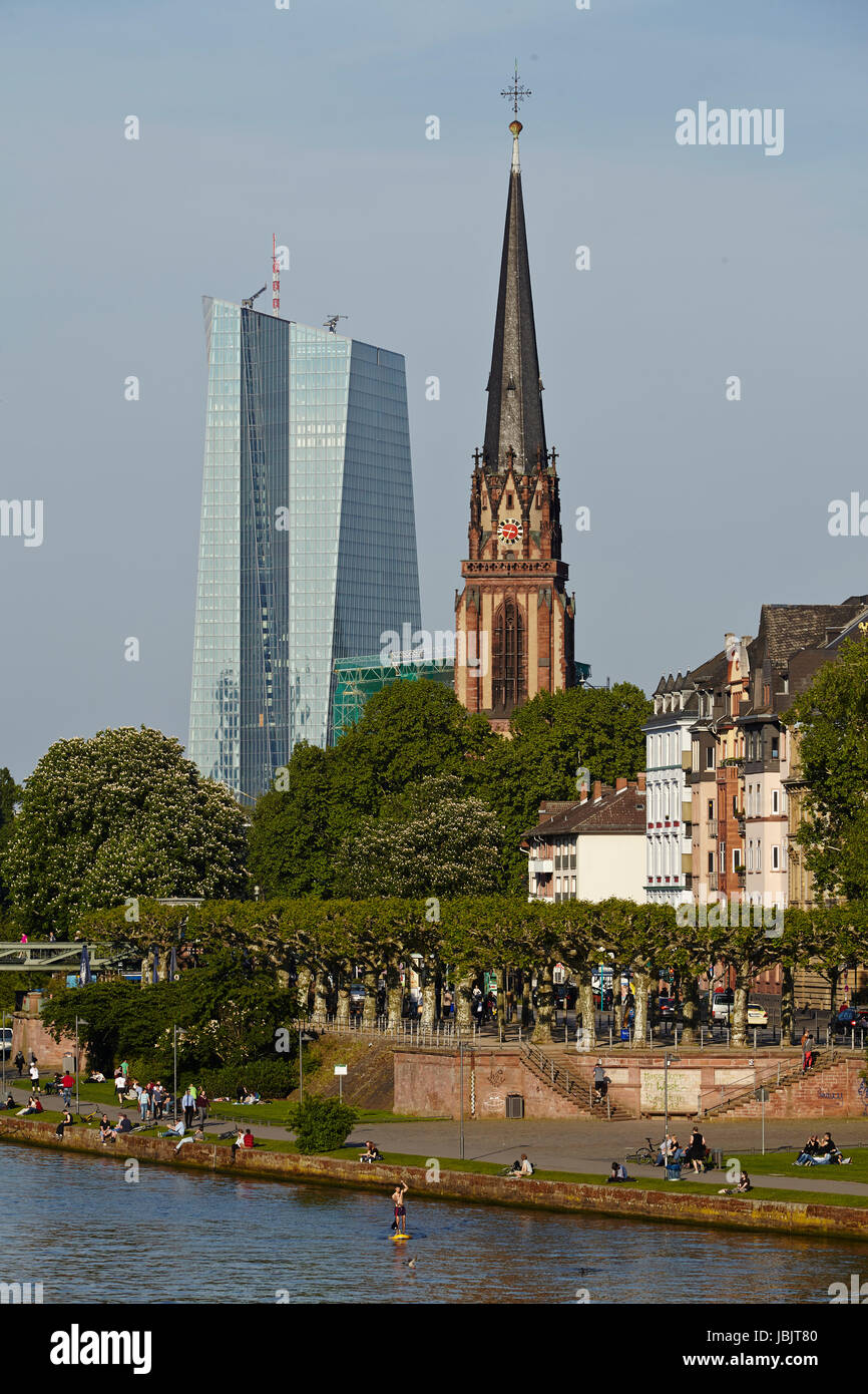 Kirche der Heiligen drei Könige in Frankfurt Main (Fluss) am frühen Abend. Stockfoto