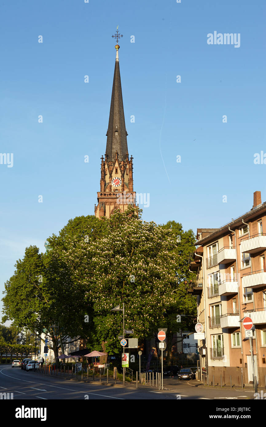 Kirche der Heiligen drei Könige in Frankfurt (Main) am frühen Abend. Stockfoto