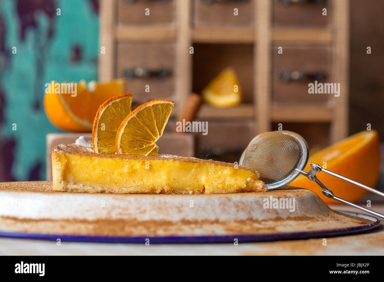 Orange Kuchen Souffle, ein Stück in schöner Landschaft. Stockfoto